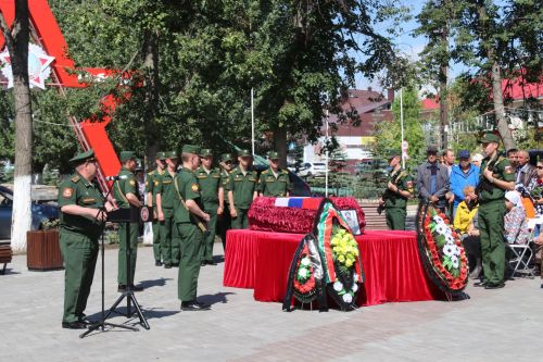 Фигуры музыкантов на площади РДК безмолвно скорбели на проводах своего создателя