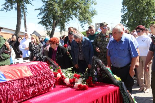 Фигуры музыкантов на площади РДК безмолвно скорбели на проводах своего создателя