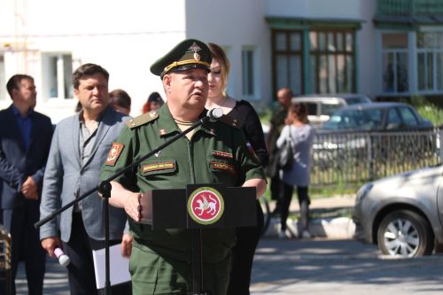 Фигуры музыкантов на площади РДК безмолвно скорбели на проводах своего создателя