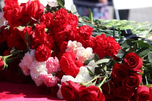 Фигуры музыкантов на площади РДК безмолвно скорбели на проводах своего создателя