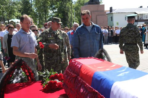 Фигуры музыкантов на площади РДК безмолвно скорбели на проводах своего создателя