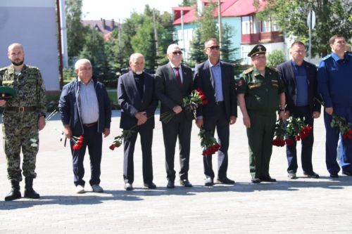 Фигуры музыкантов на площади РДК безмолвно скорбели на проводах своего создателя