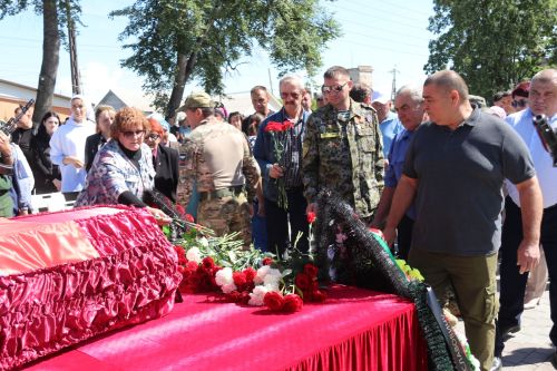 Фигуры музыкантов на площади РДК безмолвно скорбели на проводах своего создателя