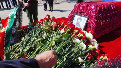 Фигуры музыкантов на площади РДК безмолвно скорбели на проводах своего создателя