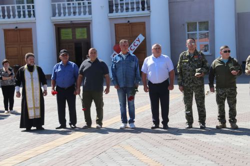 Фигуры музыкантов на площади РДК безмолвно скорбели на проводах своего создателя