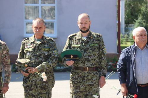 Фигуры музыкантов на площади РДК безмолвно скорбели на проводах своего создателя