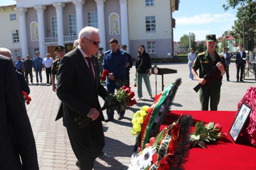 Фигуры музыкантов на площади РДК безмолвно скорбели на проводах своего создателя