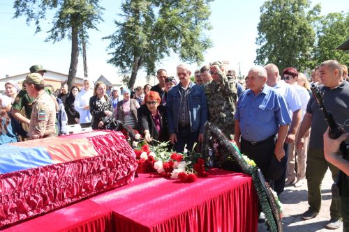 Фигуры музыкантов на площади РДК безмолвно скорбели на проводах своего создателя