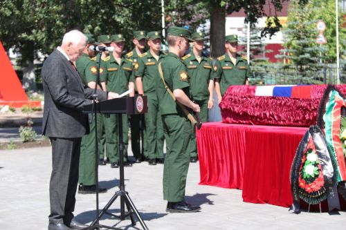 Фигуры музыкантов на площади РДК безмолвно скорбели на проводах своего создателя
