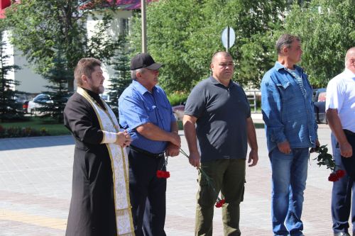 Фигуры музыкантов на площади РДК безмолвно скорбели на проводах своего создателя