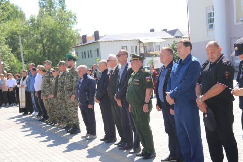 Фигуры музыкантов на площади РДК безмолвно скорбели на проводах своего создателя