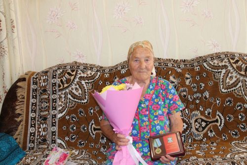 За партой засиживаться работа не позволила