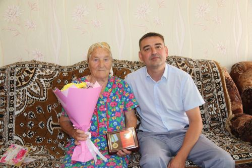 За партой засиживаться работа не позволила