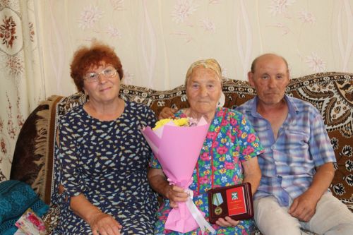 За партой засиживаться работа не позволила