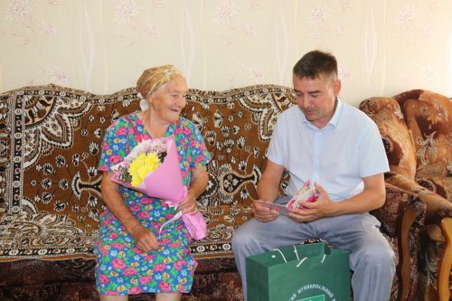 За партой засиживаться работа не позволила