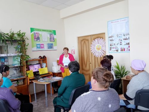 В Каракашлинской сельской библиотеке провели литературный час «Адель Кутуй в наших сердцах»