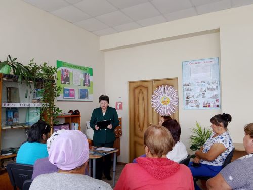 В Каракашлинской сельской библиотеке провели литературный час «Адель Кутуй в наших сердцах»