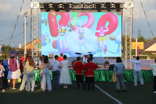 Сегодня на стадионе «Энергия» поселка Уруссу проходят праздничные мероприятия, приуроченные ко Дню Республики Татарстан.