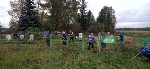 Жители села Кряш-Буляк собрались на субботник по уборке территории кладбища