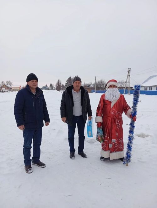 Детям вручили новогодние  подарки