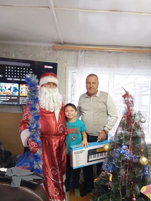 Детям вручили новогодние  подарки