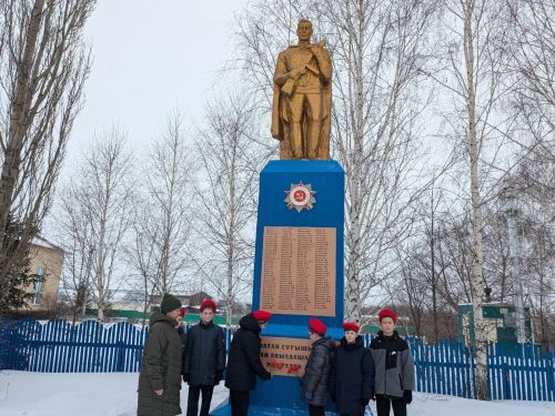Ученики Каразерикской школы возложили цветы к обелиску погибшим в годы Великой Отечественной войны