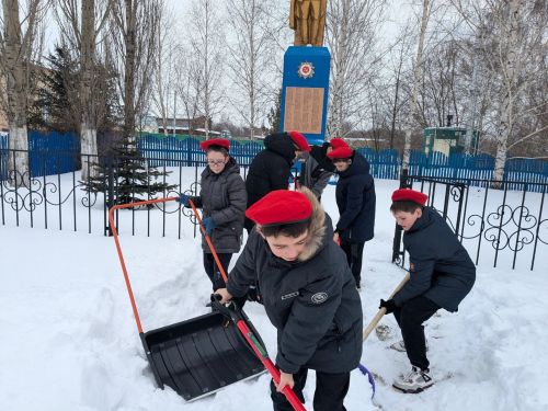 Ученики Каразерикской школы возложили цветы к обелиску погибшим в годы Великой Отечественной войны