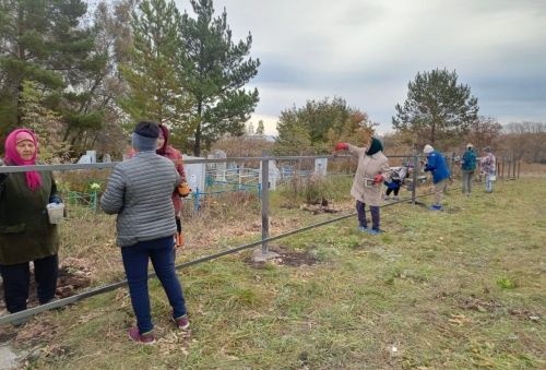 Подгорновцы обновили забор на сельском кладбище