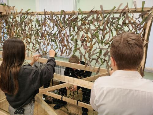 Гражданская активность: школьники плетут сети для военнослужащих