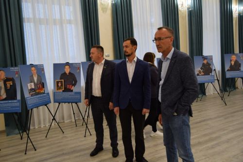СВОи ребята глядели на нас живым взглядом