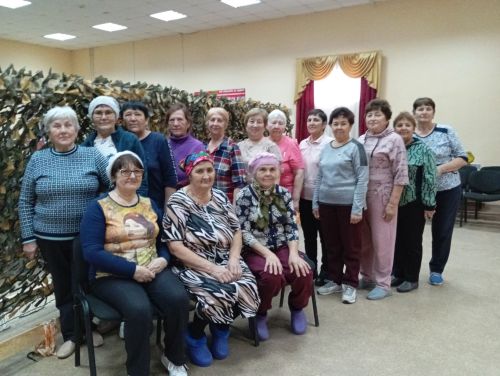 «СВОих не бросаем»: в Абсалямовском СДК плетут маскировочные сети