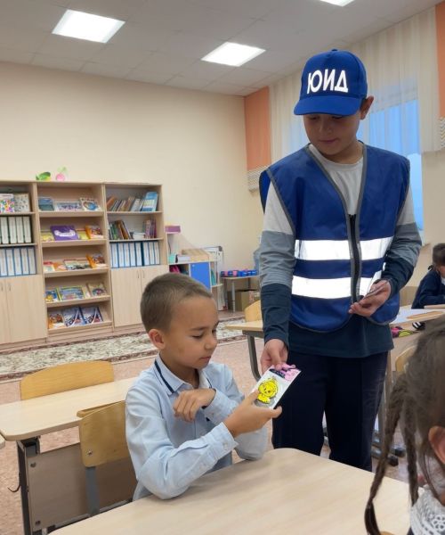 Юные инспекторы помогают первоклассникам стать заметнее на дороге
