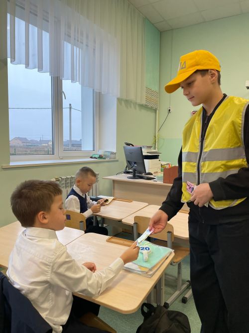 Юные инспекторы помогают первоклассникам стать заметнее на дороге