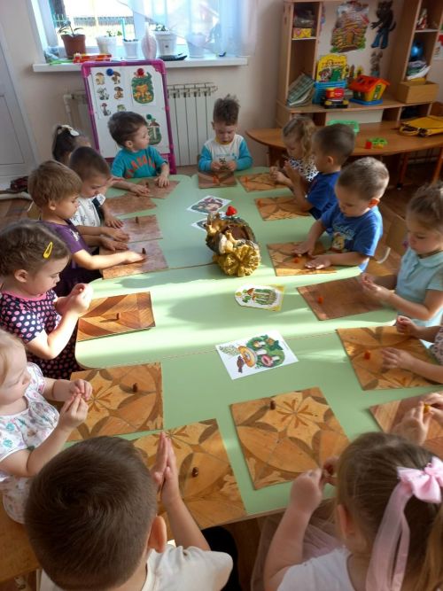Коллективная композиция «Грибы на пенёчке»