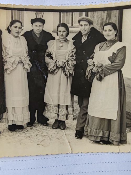 Не грибы в лесу высматривала, а сухой валежник
