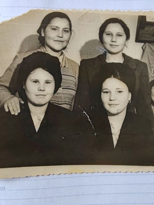 Не грибы в лесу высматривала, а сухой валежник