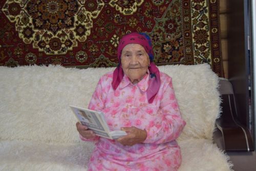 Не грибы в лесу высматривала, а сухой валежник