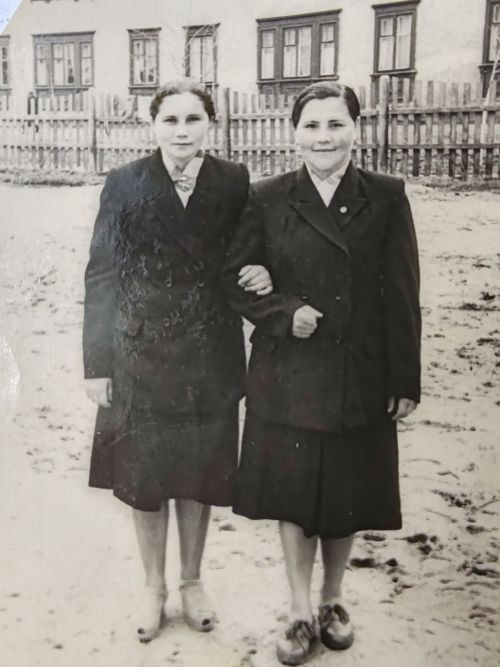 Не грибы в лесу высматривала, а сухой валежник