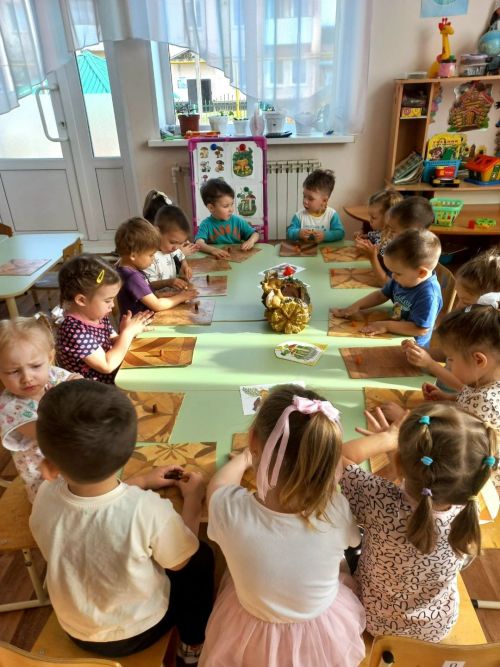 Коллективная композиция «Грибы на пенёчке»