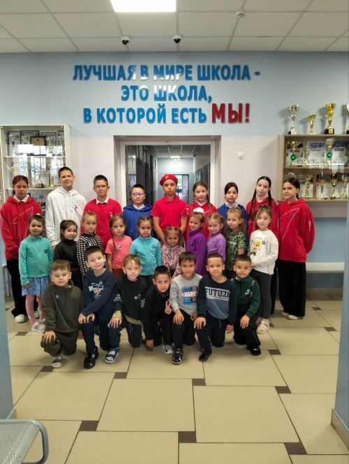 Первоклассники получили памятные подарки от активистов «Движения Первых»