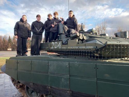 Учащиеся Уруссинской школы изучают военную профессию в Казани