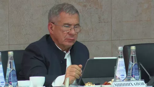 Рөстәм Миңнеханов Татарстанда Әниләр көнен лаеклы уздыруны тәэмин итәргә кушты