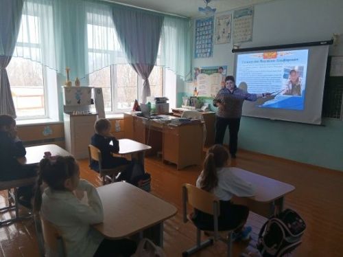 Урок мужества: школьники Акбашской школы познакомились с историей Героев Отечества