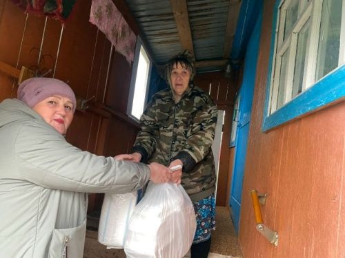 Волонтеры помогли пожилым жителям села