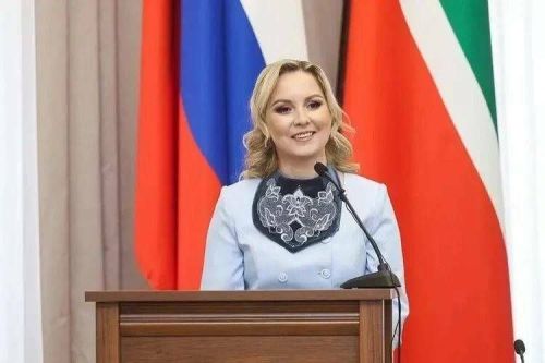 Эльвира Ахметова поздравила сотрудников ЗАГС Татарстана с профессиональным праздником