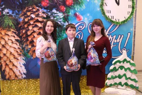В районе зажглась новогодняя елка для самых талантливых ребят