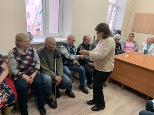 Уруссинская библиотека провела душевную встречу ко Дню инвалидов