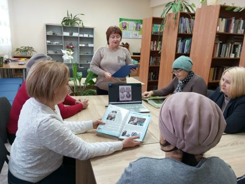 Память в строю: в библиотеке почтили Героев Отечества