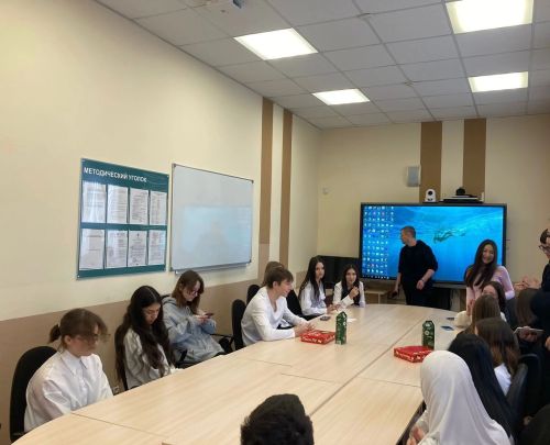 Сотрудники Районного дома культуры посетили Уруссинскую гимназию с квизом «Включаем логику!»