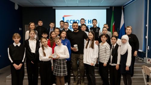 В Уруссинской школе №3 прошел «Разговор с героем», участником СВО